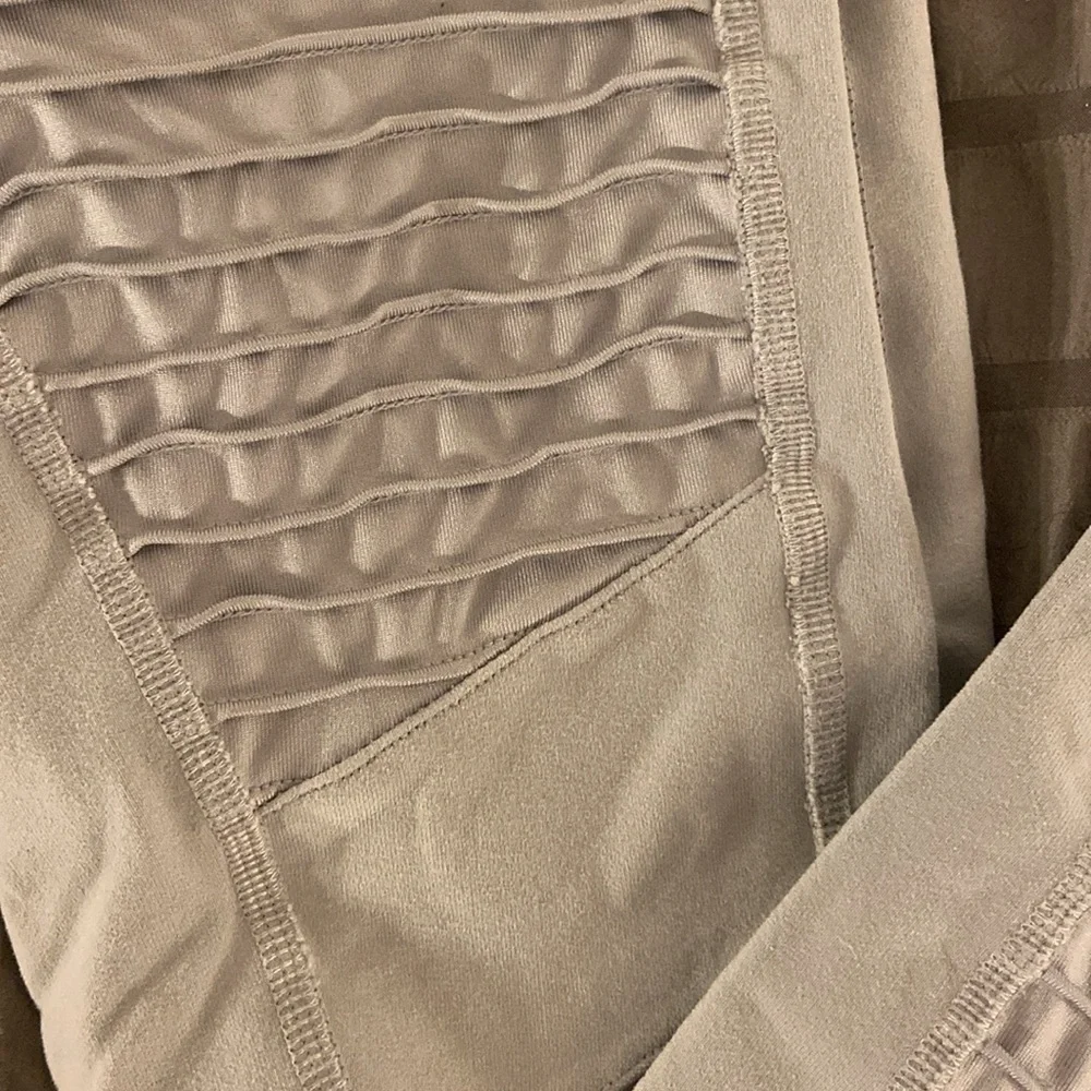 Alo Yoga moto leggings, high waisted in alloy, sz XS